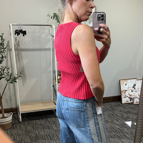 Sleeveless Ribbed Button-Front Top - Picture 3 of 5